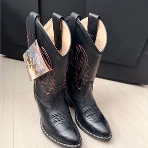 Girls leather cowboy boots. Size 11.